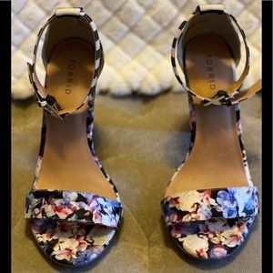 Great condition | torrid size 10 | floral and striped sandals